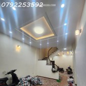 Bán Nhà Đê La Thành. Đống Đa. Diện Tích 49-52m. x 5tầng. Mặt tiền 4.2m. Giá Bán 9.5 tỷ